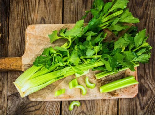 Pokrojony seler na desce, czy psy mogą jeść seler