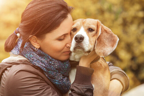 Kobieta przytula psa