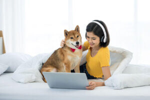 Spędzanie czasu z psem ograniczy ich nadpobudliwość.