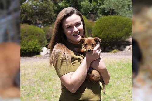 Kobieta ze szczenięciem.